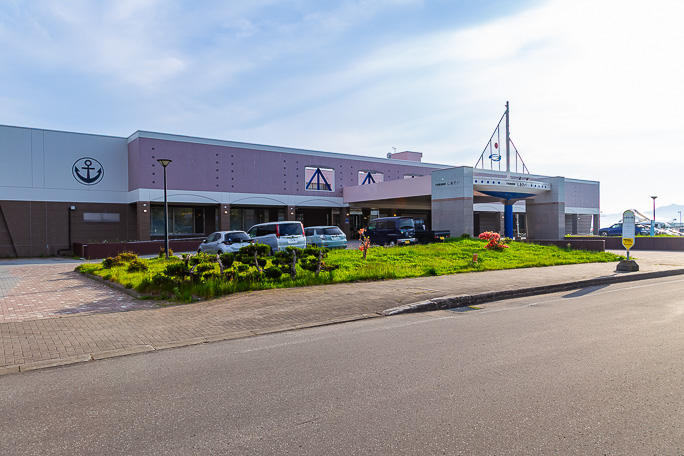 浜に隣接した豊浦温泉しおさいで一浴