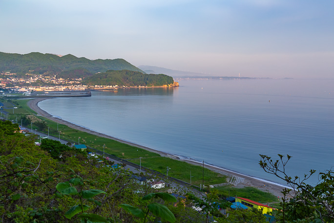 豊浦からは山腹をトラバースする国道で懸崖を越えて行く