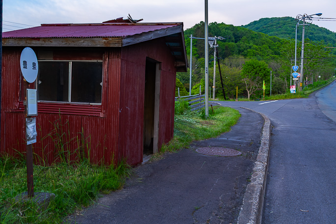 国道脇にある豊泉のバス停留所