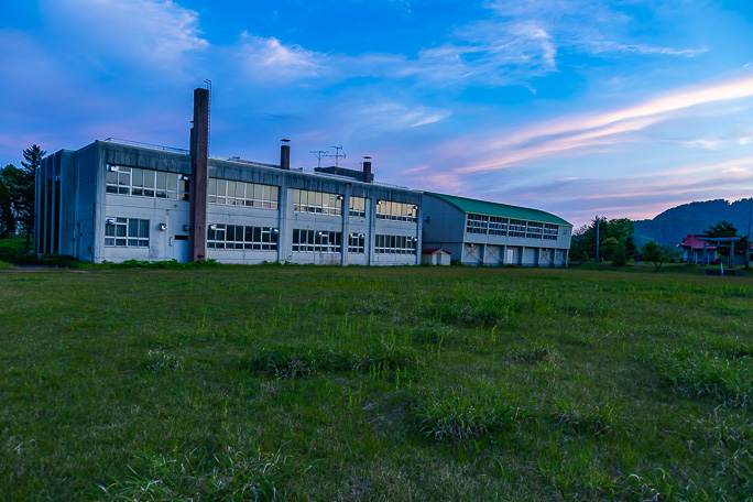 大岸集落にあった大岸中学校跡とグランド脇にある大岸琴禅神社