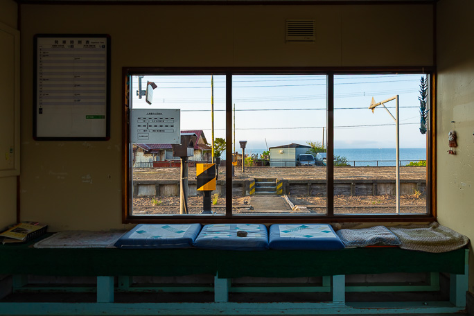 大岸駅の待合室からはホーム越しに噴火湾を望むことが出来る