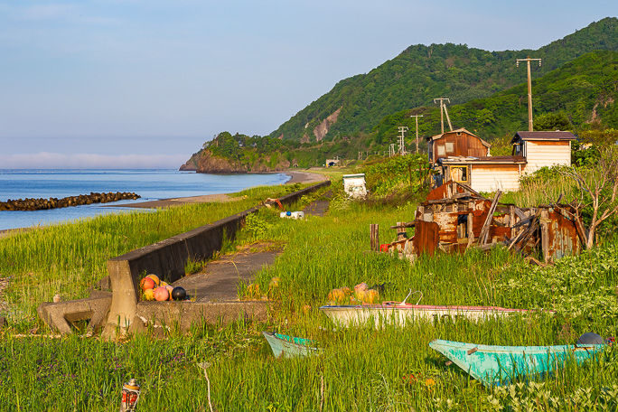 大岸駅前の海岸から行く方茶津岬方面を眺める