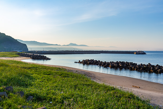 大岸駅前の海岸から来し方豊浦方面を眺める