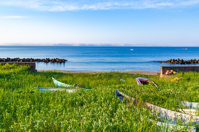 眼前には鄙びた雰囲気の海岸風景と噴火湾が広がる