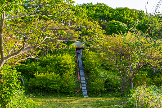 茶津岬の丘の上にも神社があったがこの時は立ち入り禁止となっていた