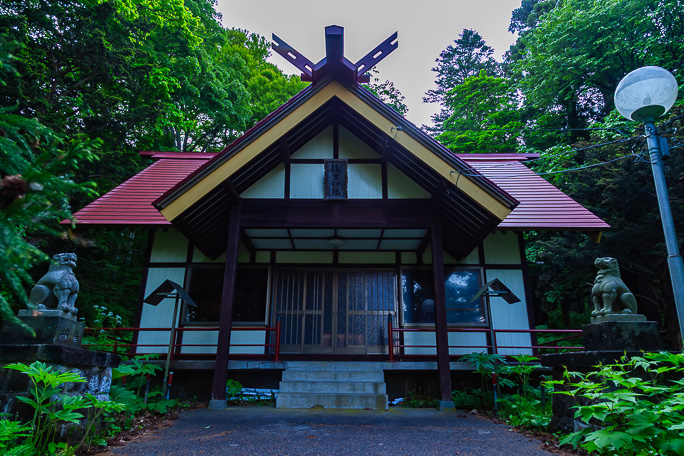 礼文漁港を見下ろす高台にある礼文住吉神社に参拝