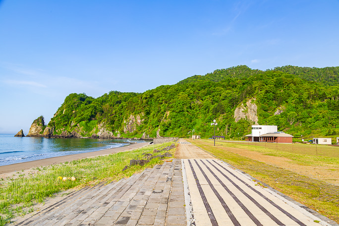 礼文華海浜公園キャンプ場越しに眺める礼文華海岸