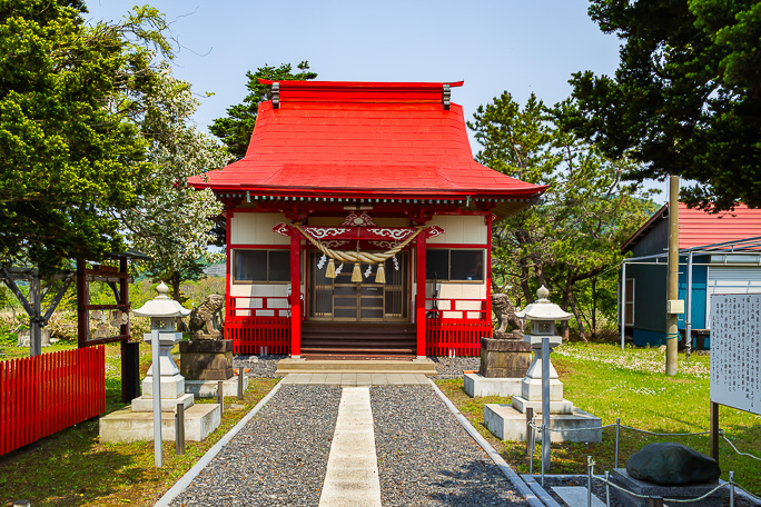 静狩集落内に鎮座する静狩稲荷神社