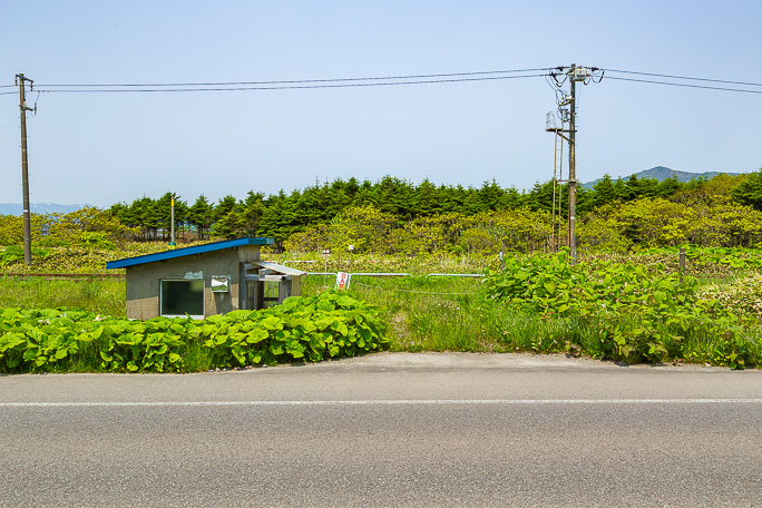 線路脇に残された機械室が目印となる旭浜駅跡