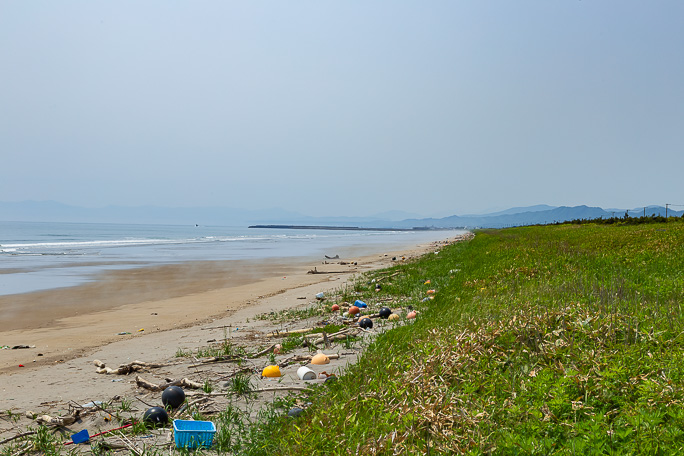 旭浜駅跡の海岸から行く方長万部方面を遠望