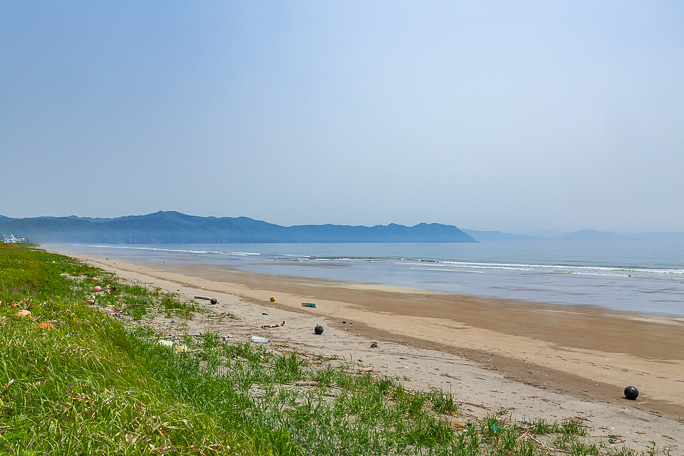 旭浜駅跡の海岸から来し方静狩方面を遠望