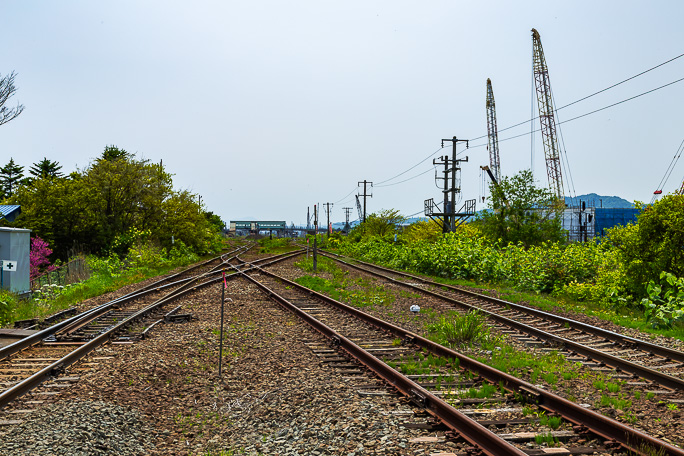 長万部駅付近では北海道新幹線の工事でクレーンが立ち並んでいた