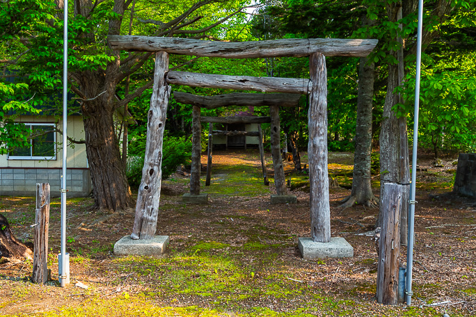 東川集落にある東川神社の鳥居は原木組みの特徴あるものだった