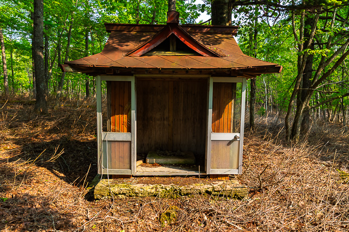東栄集落跡の馬頭観世音の祠の御神体は既にどこかに移されていた