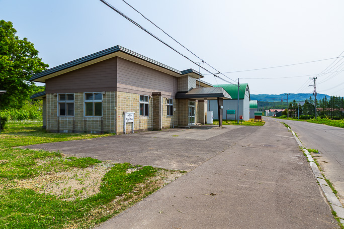 中ノ川地区集会所の建物脇に設置された中ノ川駅のレプリカ駅名標
