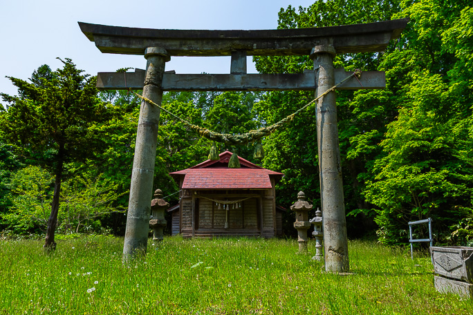 樽岸集落では樽岸稲荷神社に参拝