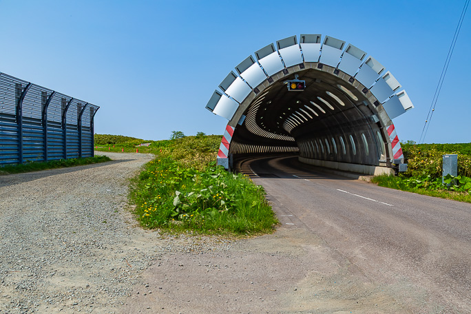 スノーシェルターが冬場の気象の厳しさを物語る