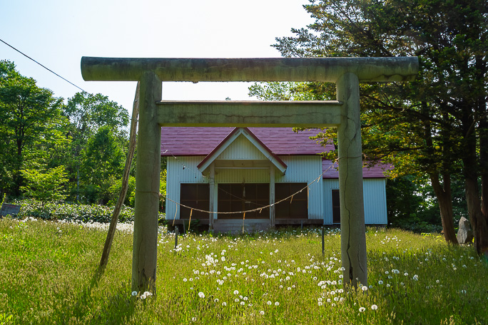 こちらは集落の南山麓にあった中ノ川神社