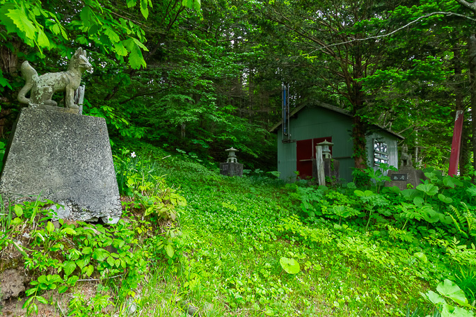 蕨岱駅跡向かいの山麓にある蕨岱神社も参拝