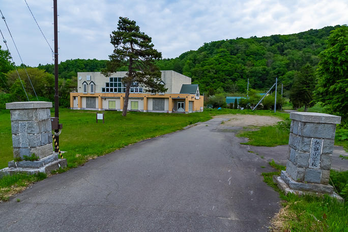 黒松内市街地の北側にある熱郛小学校跡