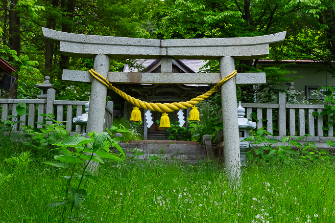 有戸集落の山手にある厳島神社