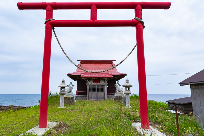 美谷集落の海岸の岩礁には美谷稲荷神社がある