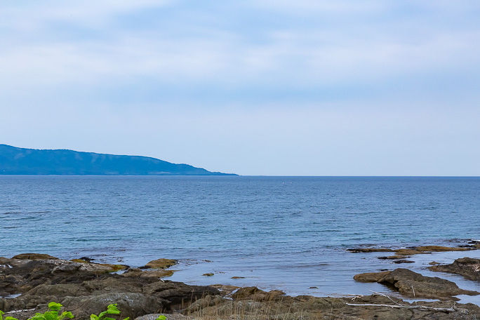 美谷稲荷神社の境内から対岸の弁慶岬を遠望する