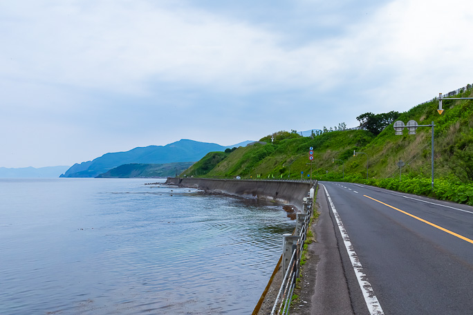 磯谷集落付近からは雷電海岸越しに積丹半島まで見通すことが出来た