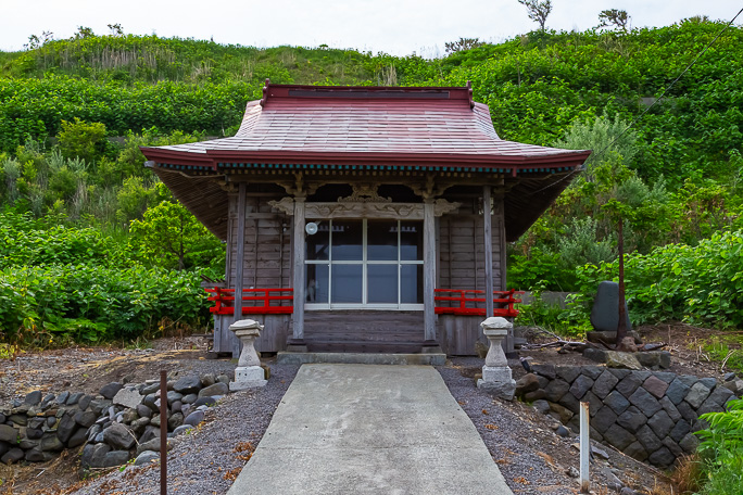 島古丹の稲荷神社は国道脇の海食崖の下に鎮座していた