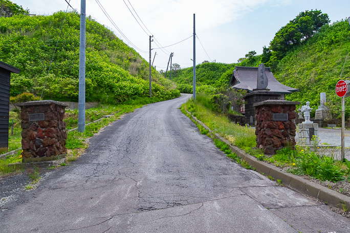 磯谷小学校の校門跡が海神社の隣に残っている