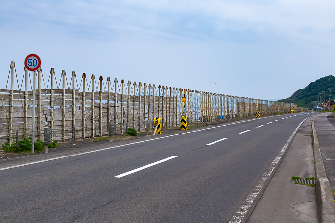 冬の厳しい気象環境が偲ばれる磯谷付近の海岸を行く