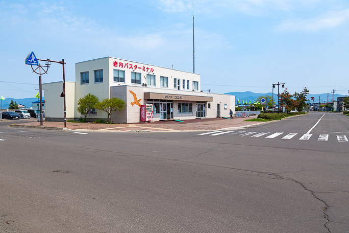 国鉄岩内線の跡はバスターミナルや駐車場となっていた