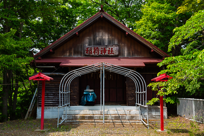 国富市街地を見下ろす高台に位置する国富稲荷神社