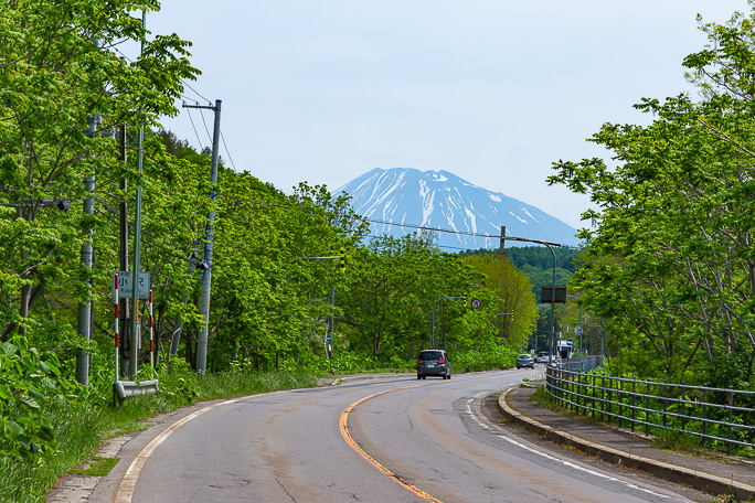 小沢駅に向かう道中でも行く手に後方羊蹄山の大きな山体が顔を覗かせていた