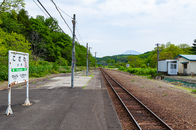 小沢駅のホームから後方羊蹄山が見下ろす倶知安方を眺める