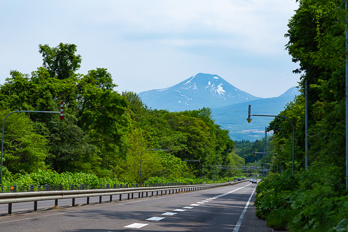 国富から稲穂峠への登路でも振り返れば後方羊蹄山が見送ってくれる
