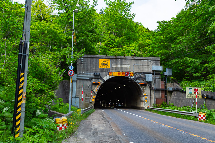 交通量の多い登りを苦労して稲穂峠に到着