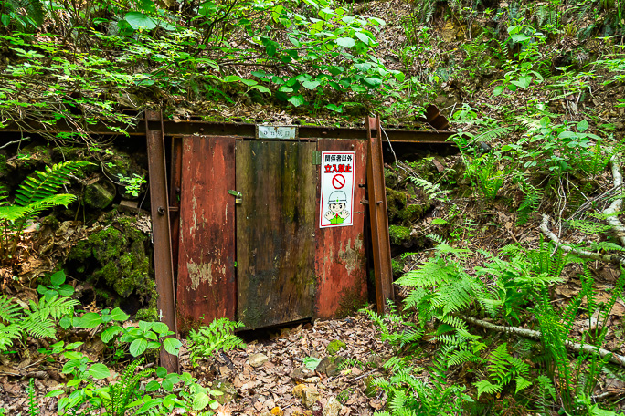 5m坑口の表札がかかった鉱山施設の入り口