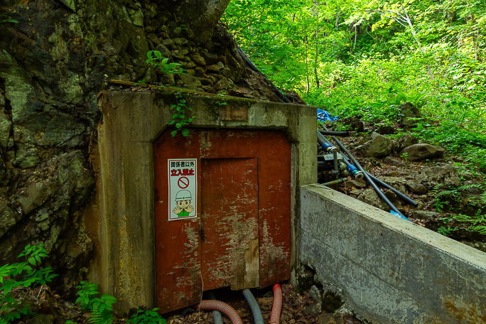 谷の入り口付近にも坑口がある