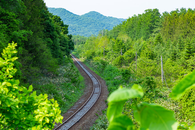 国道の上から函館本線の上山道駅跡方面を俯瞰する