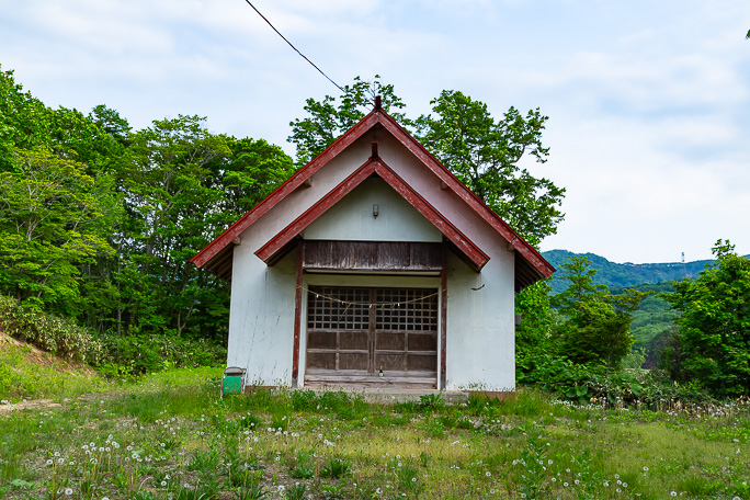 尾根内集落では尾根内神社に参拝