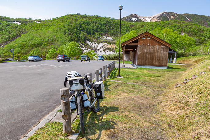 荷物をバックパックに詰め替え、自転車はデポして徒歩で登頂に向かう