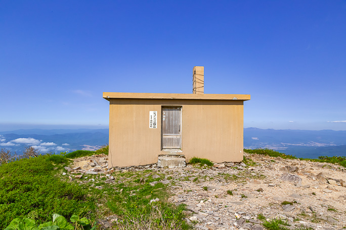 目的地のニセコアンヌプリ山頂避難小屋に到着