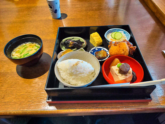 伊達紋別駅到着前に今日料理屋の「ひろや」に立ち寄って松花堂弁当で昼食