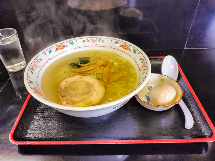 長万部駅では市街地のラーメン屋「こだわり」で昼食