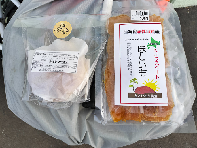翌朝の朝食用の食材も多少仕入れていく