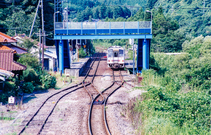 相対式2面2線の湯ノ峠駅を岡田旅館前の高台から俯瞰遠望する