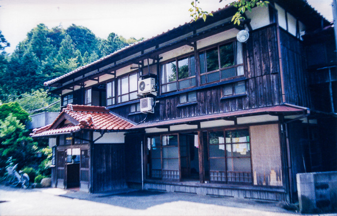 この旅ではまだ営業していた岡田旅館に入浴した