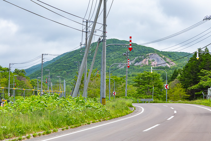 道道から見やる山腹に鉱山のズリ山の跡が遠望できた