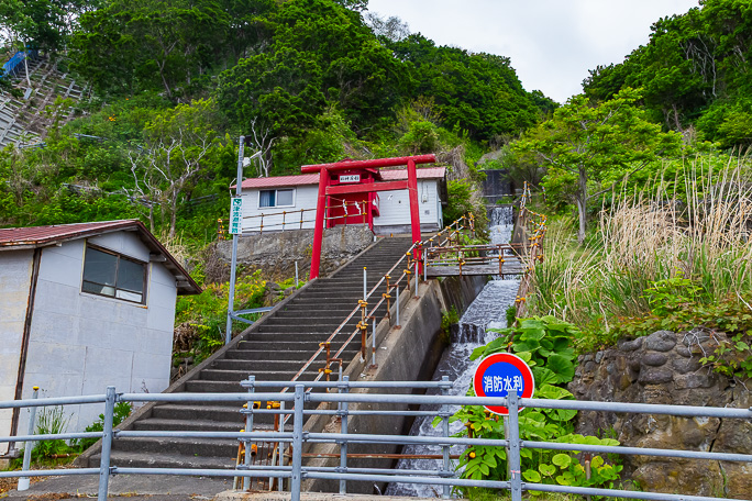 赤石集落の稲荷神社は海食崖中腹の高台に設けられていた
